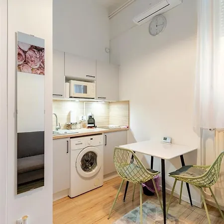 Apartment V *