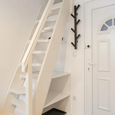 Apartment V *